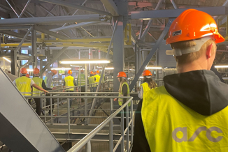 ARC indefra med gæster i gule veste og orange hjelme