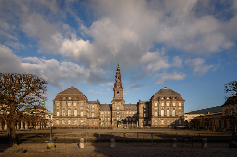 Christiansborg-700x420_dagslys_Colourbox.jpg